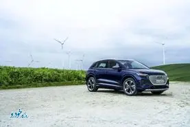 عرضه AUDI Q4 40 e tron  توسط 