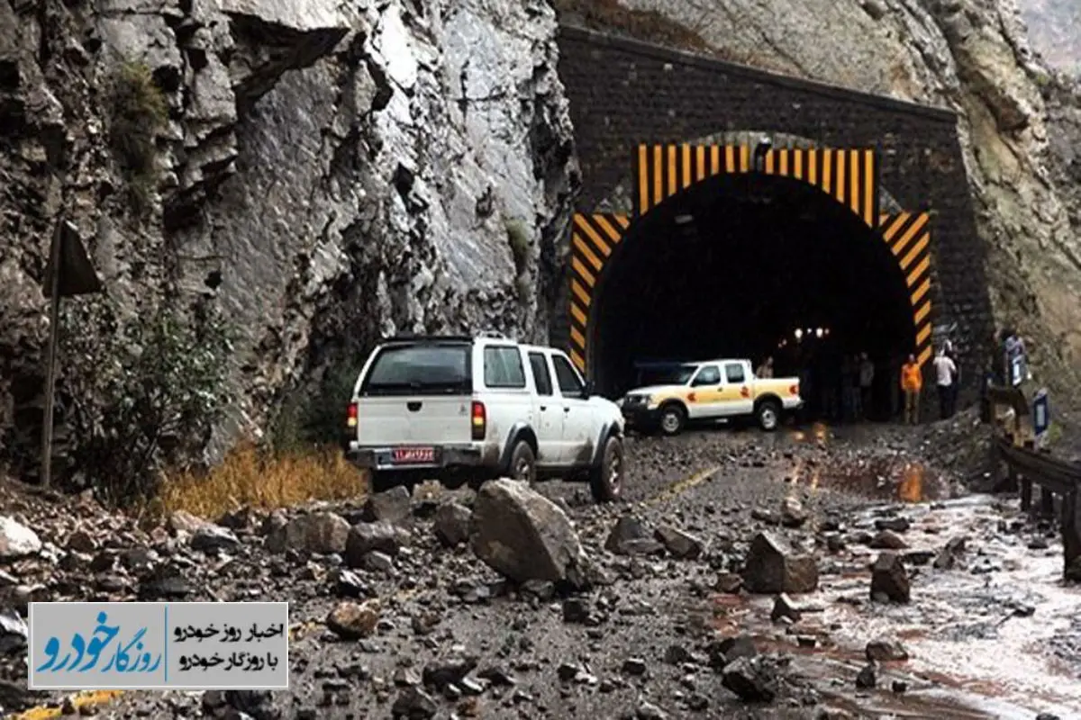 نجات معجزه‌ آسا سرنشینان خودرو پس از سقوط سنگ  +‌ عکس